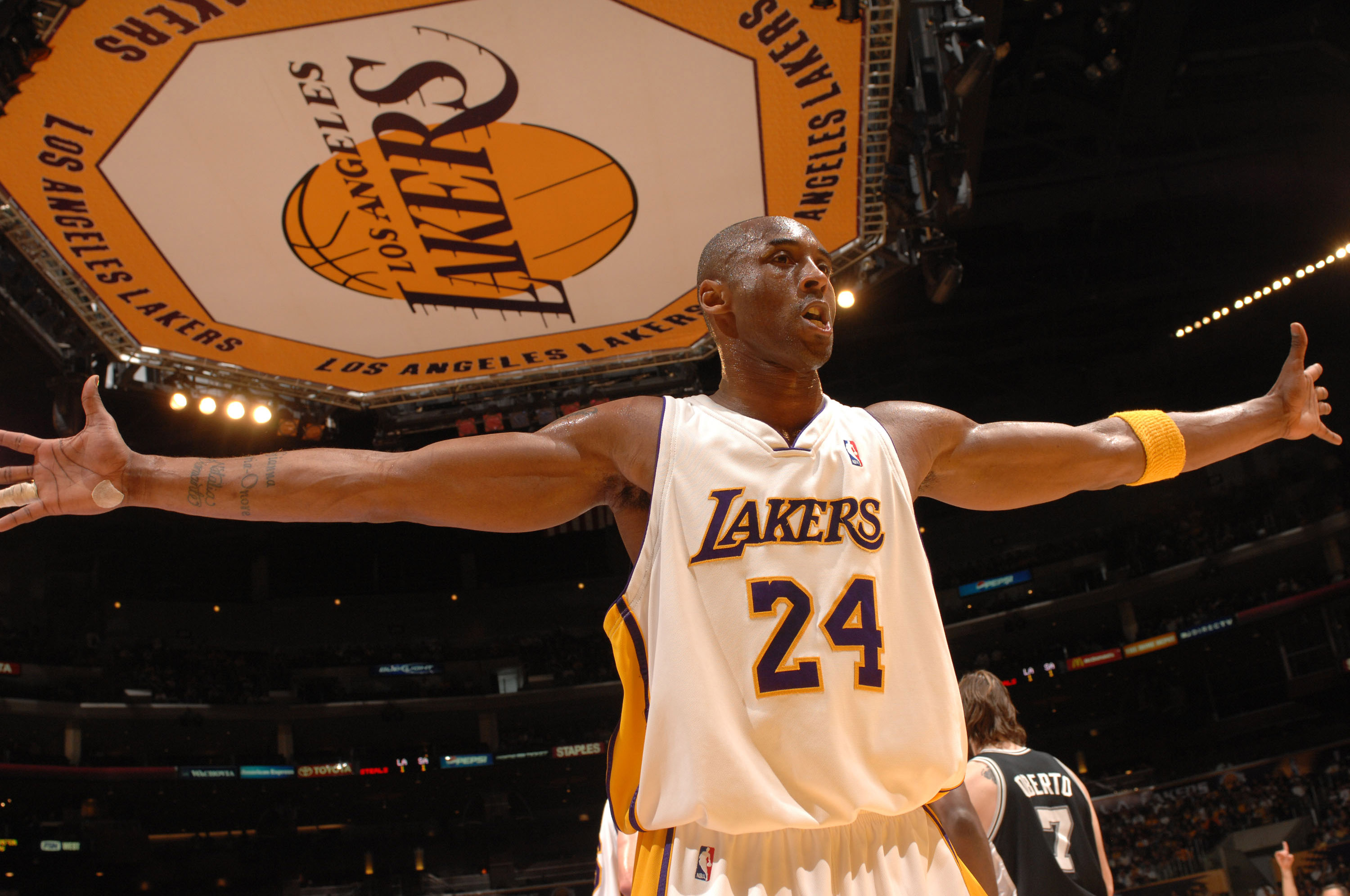 赛后接受采 赛后接受采